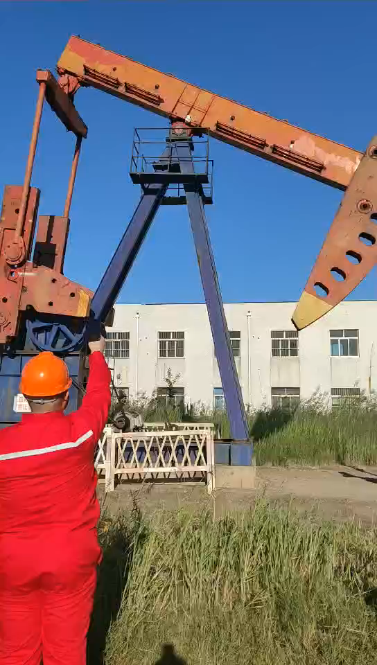 Oilfield pumpjack asset inspection scene for RFID operating context